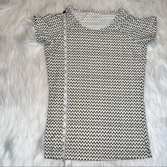 Billabong White and Black Zig Zag Striped Short Sleeved Rashguard Size XS - Picture 4 of 5